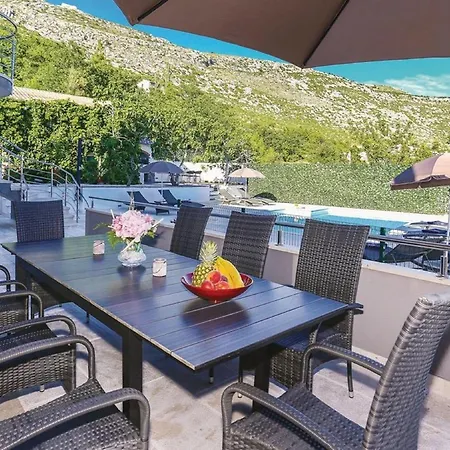 In - Four-bedroom With Private Pool *